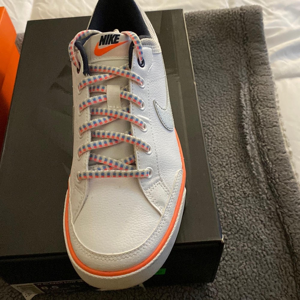 Never worn Nike sneaker white with silver swoop and multicolored laces